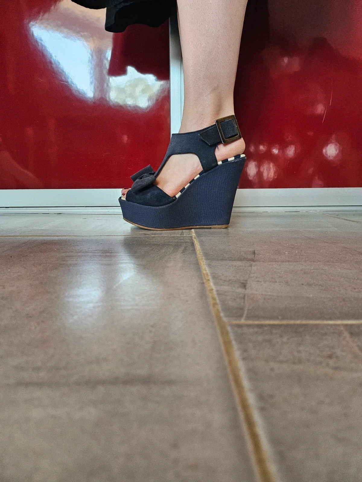 jolie chaussure compensé bleu marine claudie pierlot avec coeur pin up vintage rockabilly